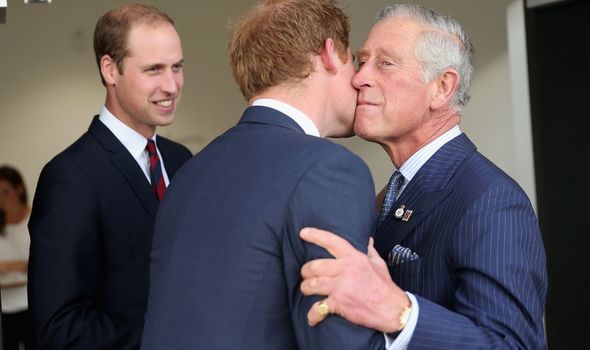 Le prince Charles avec ses deux fils Harry et William