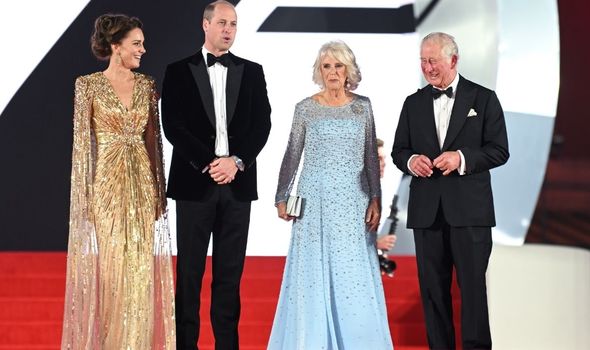 Bond : Cambridges, Charles et Camilla à l'avant-première