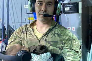 Afghanistan : un sergent de la RAF a bercé le bébé d'une mère afghane épuisée lors d'un vol de sauvetage
