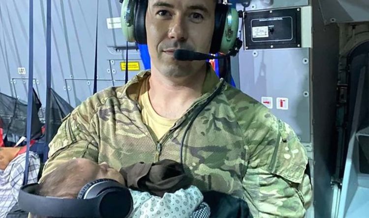 Afghanistan : un sergent de la RAF a bercé le bébé d'une mère afghane épuisée lors d'un vol de sauvetage