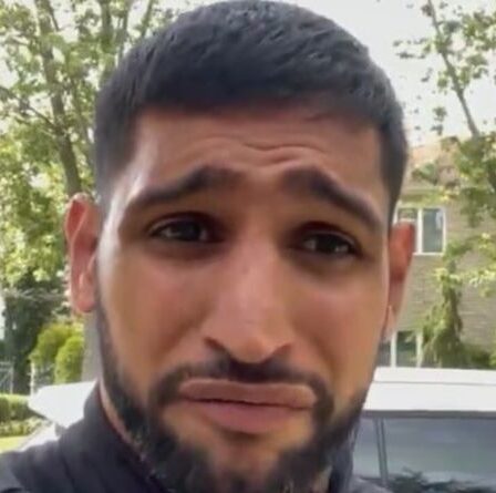 Amir Khan «dégoûté» et fulmine après que la police l'a escorté hors de l'avion en route vers l'entraînement