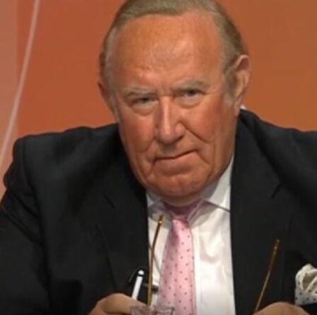 Andrew Neil claque les salaires du NHS au milieu de la hausse des taxes sur les soins sociaux "des centaines de personnes sur 200 000 par an!"