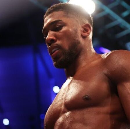 Anthony Joshua a plaisanté dans le vestiaire en disant qu'il « aurait dû faire un écart » contre Oleksandr Usyk