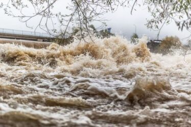 Avertissement d'inondations et de tempêtes alors que les scientifiques craignent que le courant-jet n'amplifie des conditions météorologiques plus extrêmes
