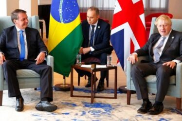 Boris Johnson dit au président brésilien sceptique de se faire vacciner contre AstraZeneca