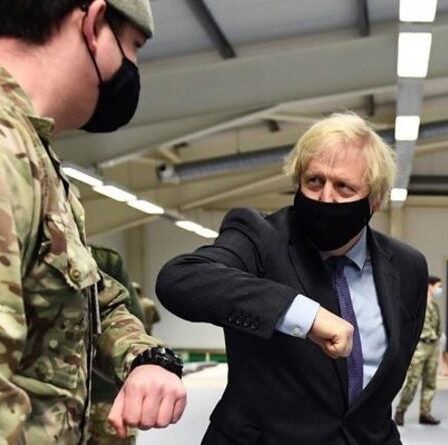 Boris a averti que la pénurie de carburant pose un « risque réel » pour le personnel du NHS alors que les chauffeurs de réservoir «se tiennent prêts»