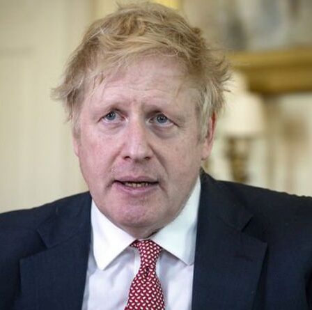 Boris au bord du gouffre alors que 100 conservateurs se révoltent contre un « cadeau fiscal au travail » – les craintes électorales explosent