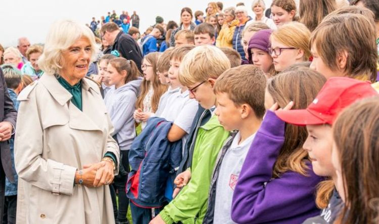 Camilla a des fans royaux en points de suture alors que la duchesse de Cornouailles se fait de nouveaux amis en Écosse