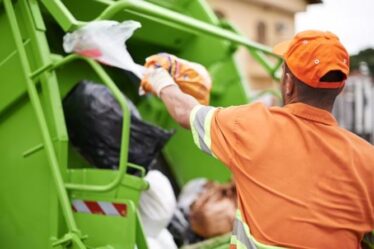 Carnage dans la collecte des poubelles : les entreprises de poids lourds chassent les binmen pour combler la pénurie de chauffeurs de camion