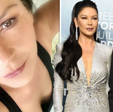 Catherine Zeta-Jones, 51 ans, suscite la frénésie alors qu'elle affiche le décolleté «en dernier recours» en un clin d'œil