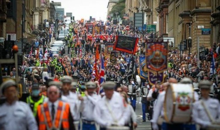 Chaos de l'Ordre d'Orange: le SNP accusé d'avoir laissé le «cancer» se développer après que des yobs ont lancé des fusées éclairantes sur des marches