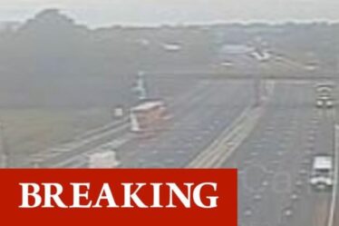 Chaos de la circulation sur M6: voie FERMÉE alors qu'un accident d'horreur renverse un véhicule - les services d'urgence se précipitent