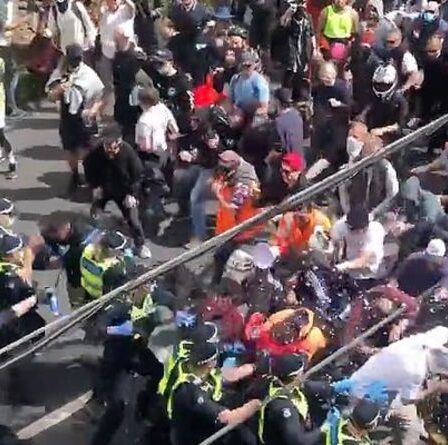 Chaos en Australie: des manifestants anti-verrouillage de Melbourne défoncent la ligne de police – VIDEO
