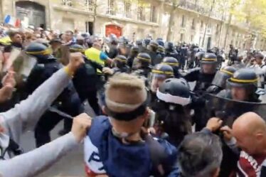 Chaos en France : les manifestations dégénèrent en violence alors que des centaines de milliers de personnes défilent contre Macron