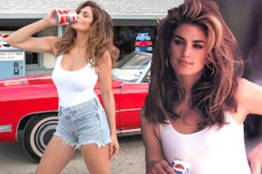 Cindy Crawford, 55 ans, recrée la publicité emblématique de Pepsi des années 90 en short en jean près de 30 ans plus tard