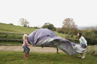 Conseil ultime des campeurs sur la façon de faire rouler une tente - « faites rouler les enfants dessus »