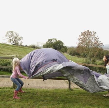 Conseil ultime des campeurs sur la façon de faire rouler une tente - « faites rouler les enfants dessus »