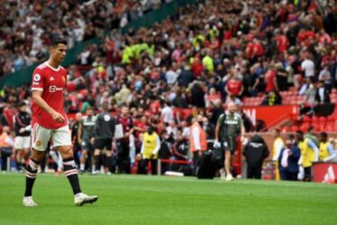 Cristiano Ronaldo frustré se dirige directement vers le tunnel après la défaite de Man Utd contre Aston Villa