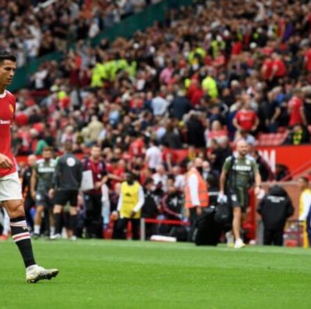 Cristiano Ronaldo frustré se dirige directement vers le tunnel après la défaite de Man Utd contre Aston Villa