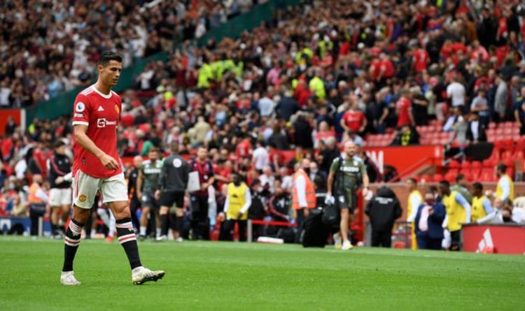 Cristiano Ronaldo frustré se dirige directement vers le tunnel après la défaite de Man Utd contre Aston Villa
