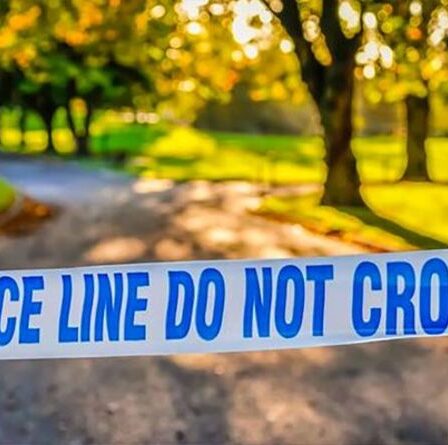 Des agents enquêtent sur un corps retrouvé sur le terrain à l'aéroport de Biggin Hill