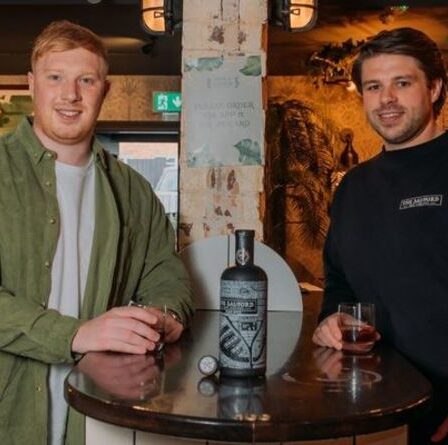 Des camarades de rugby du lycée gagnent des milliers de dollars grâce à l'agitation du côté du rhum - "nous ne nous y attendions pas"