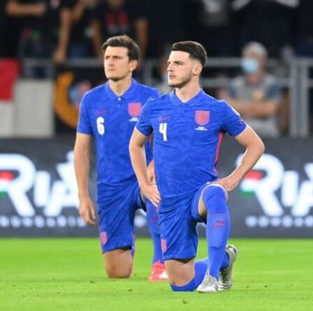 Des joueurs anglais hués en se mettant à genoux par des supporters hongrois avant les qualifications pour la Coupe du monde 2022