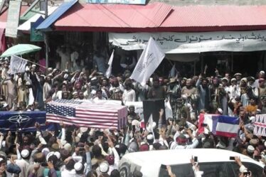 Des voyous talibans organisent des simulacres de funérailles pour l'alliance occidentale