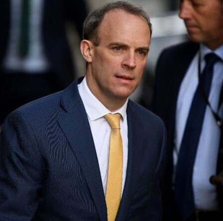 Dominic Raab "paye le prix" de la catastrophe en Afghanistan alors que le ministre des Affaires étrangères est "déchiré"