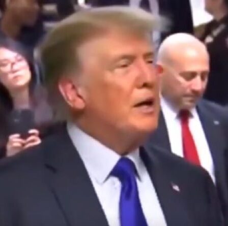 Donald Trump fait allusion à la course présidentielle de 2024 lors de la visite de la police à New York - "Vous serez heureux!"