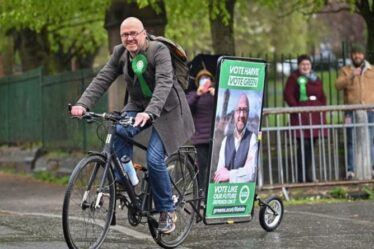 Embarras!  Le ministre des Voyages de Nicola Sturgeon surpris à vélo sans casque