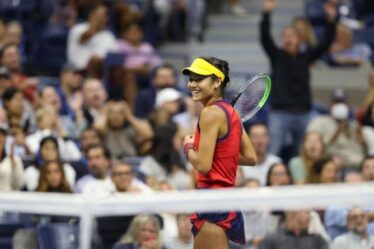 Emma Raducanu atteint la finale de l'US Open avec une victoire 6-1 6-4 sur Maria Sakkari