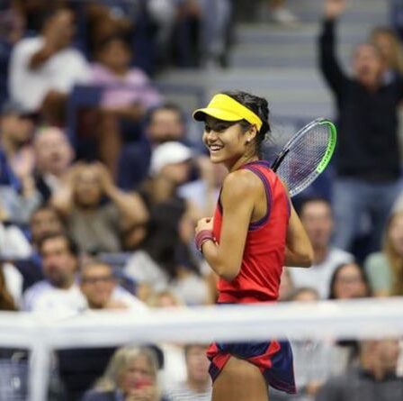 Emma Raducanu atteint la finale de l'US Open avec une victoire 6-1 6-4 sur Maria Sakkari