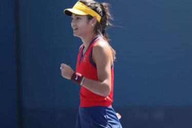 Emma Raducanu poursuit sa séquence de victoires à l'US Open contre Zhang Shuai pour atteindre le troisième tour