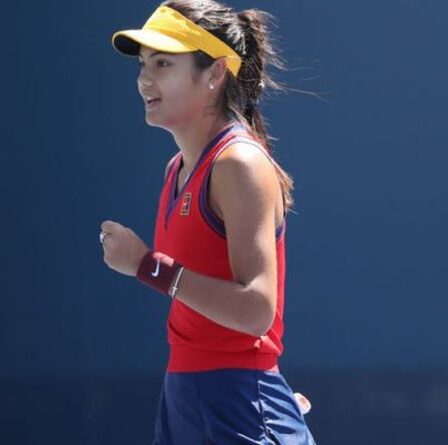 Emma Raducanu poursuit sa séquence de victoires à l'US Open contre Zhang Shuai pour atteindre le troisième tour