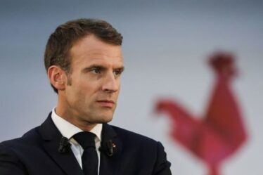 Emmanuel Macron désespéré s'enfuit en Grèce après l'humiliation suscitée par le snob d'AUKUS en France
