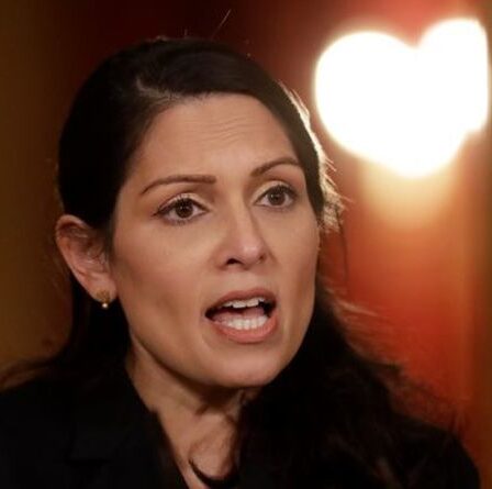 « Est-ce que les Britanniques vont tirer sur les migrants ? »  Le maire de Calais suscite la fureur alors que le conflit avec la Manche éclate