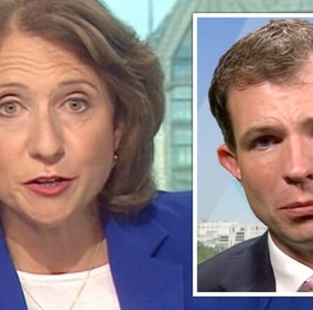 « Est-ce que vous êtes hors de contact ? »  Présentateur de la BBC dans une amère rangée de crédit universel avec le député conservateur