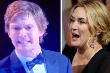 Evan Peters crie à Kate Winslet lors des Emmy Awards 2021… mais pas comme vous pourriez le penser