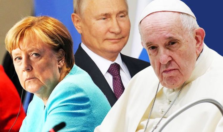 Gaffe du pape François : le pontife cite par erreur Vladimir Poutine lorsqu'il loue Angela Merkel