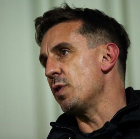 Gary Neville déchire Bruno Fernandes après que la star de Man Utd s'excuse pour un penalty raté