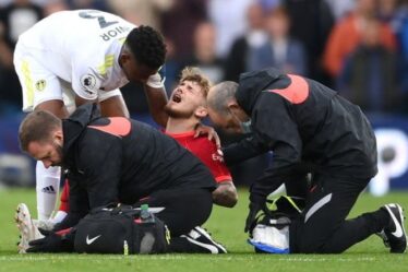 Harvey Elliott subit une blessure d'horreur alors que la star de Liverpool est forcée contre Leeds