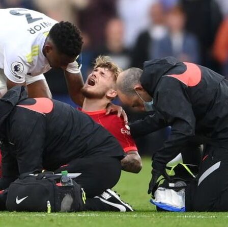 Harvey Elliott subit une blessure d'horreur alors que la star de Liverpool est forcée contre Leeds