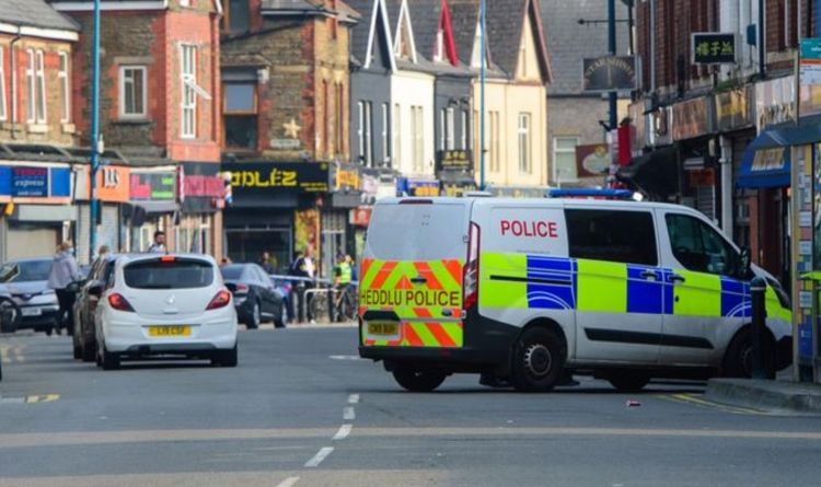 Horreur au Pays de Galles: cinq personnes se sont précipitées à l'hôpital après une attaque brutale sur une route très fréquentée à Cardiff