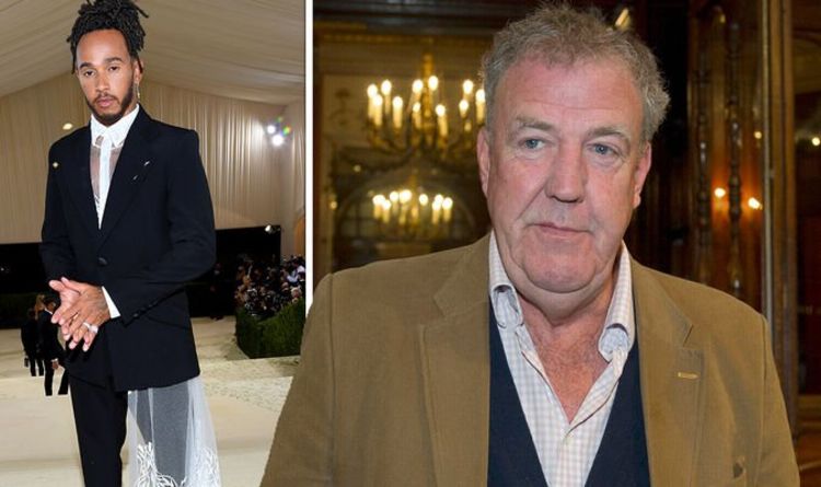 Jeremy Clarkson se moque de la "robe de mariée" de Lewis Hamilton lors du gala du Met lors d'une blessure à la tête