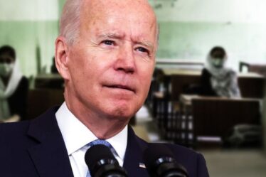 Joe Biden EN DIRECT: le président fait face à une "nouvelle crise" alors que des dizaines d'étudiants américains sont "bloqués" à Kaboul