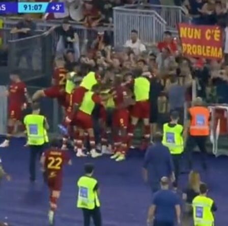 Jose Mourinho sprinte sur la ligne de touche et plonge dans la foule après que la Roma a marqué un vainqueur spectaculaire