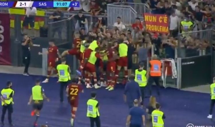 Jose Mourinho sprinte sur la ligne de touche et plonge dans la foule après que la Roma a marqué un vainqueur spectaculaire