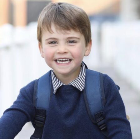 Kate, George et Charlotte quittent le Royaume-Uni avec Louis pour le tout premier voyage du jeune royal à l'étranger