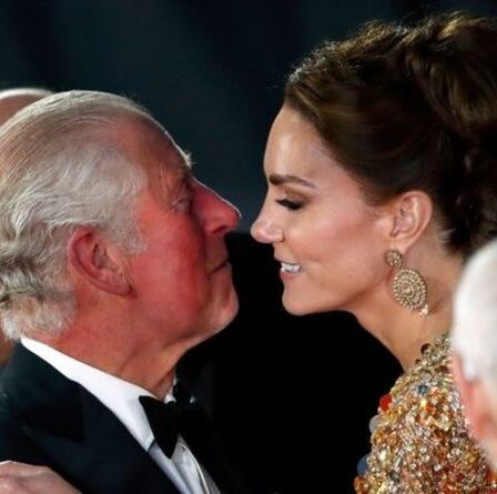 Kate Middleton et le prince Charles montrent de l'affection car ils semblent être «beaucoup plus proches»